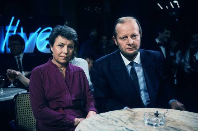 Jutta Schröder u. Reiner Pfeiffer 01 88 ru Journalismus Politik quer Barschel-Affäre Portrait Bart Krawatte seriös Tisch TALKSHOW live Logo sitzend