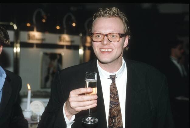 Stefan Raab 11 94 her Mann TV Moderation Musik VIVA quer halb lächelnd Sekt trinkend Glas haltend blond Brille Sakko Krawatte seriös