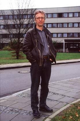 Gerd Anthoff 11 94 kück Mann TV Schauspiel hoch ganz stehend neutral grauhaarig Brille Lederjacke leger draußen