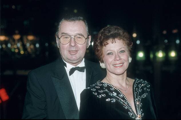 Ernst H. Hilbich mit Lotti Krekel 11 94 her Schauspieler Schauspiel Theater TV Fernsehen dunkelhaarig kurzhaarig festlich stehend Saal Halle dunkel halb quer lächelnd angelehnt