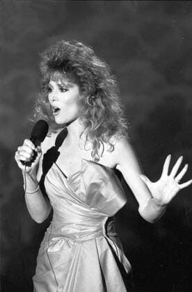Audrey Landers (Schauspielerin, Sängerin) 09 89 rag Audrey Landers im September 1989 in Flitterabend USA US amerikanisch amerikanischer Frau Musik Schlager Gesang TV Fernsehen Schauspiel Pop Film Kino Serie Schlagersängerin american actress singer female hoch halb stehend singend gestikulierend Auftritt sw