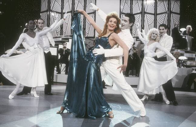 Ute Lemper (Showstar) 01 88 ru Ute Lemper im Januar 1988 in Hier bin ich - Die Ute-Lemper-Show mit Tänzer Gregg Burge Deutschland deutsche Frau Sängerin Gesang Tänzerin Tanz Varieté Musical Schauspiel Schauspielerin TV Fernsehen Bühne Chansonette Chansons german female singer dancer actress quer ganz tanzend Kleid Bühne Auftritt live