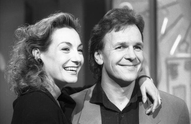 Fritz Egner mit Ute Lemper 05 90 dar Ute Lemper und Fritz Egner im Januar 1990 in Dingsda Deutschland deutsche Frau Sängerin Gesang Tänzerin Tanz Varieté Musical Schauspiel Schauspielerin TV Fernsehen Bühne Chansonette Chansons Showstar Deutscher Mann Moderator Moderation host presenter german female singer dancer actress quer halb Portrait lächelnd umarmend umarmen Umarmung sw
