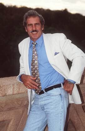 Andres Garcia 11 94 mapo Mann Schauspiel Fernsehen Film Schnäuzer grauhaarig seriös Sakko weiß Krawatte hoch halb stehend draußen neutral Jeans blau