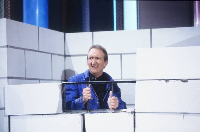 Mike Krüger 01 95 her Mann TV Schauspiel Show Moderation quer halb stehend arbeitend fröhlich dunkelhaarig Arbeitsanzug Overall leger Auftritt Bühne Kulisse