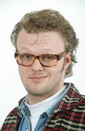 Stefan Raab 03 95 bü Mann TV Moderation Musik VIVA hoch Portrait leger Brille blond Weste kariert Jeanshemd