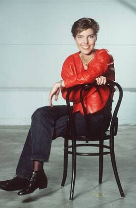 Bettina Böttinger 04 95 her TV Fernsehen Moderation Journalismus Frau dunkelhaarig leger Lederjacke rot hoch ganz sitzend Stuhl lächelnd