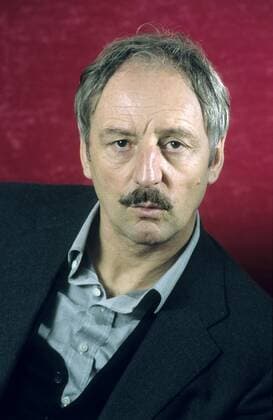 Günther Maria Halmer 03 95 am Mann Fernsehen TV Schauspiel grauhaarig leger hoch Portrait Schnäuzer neutral