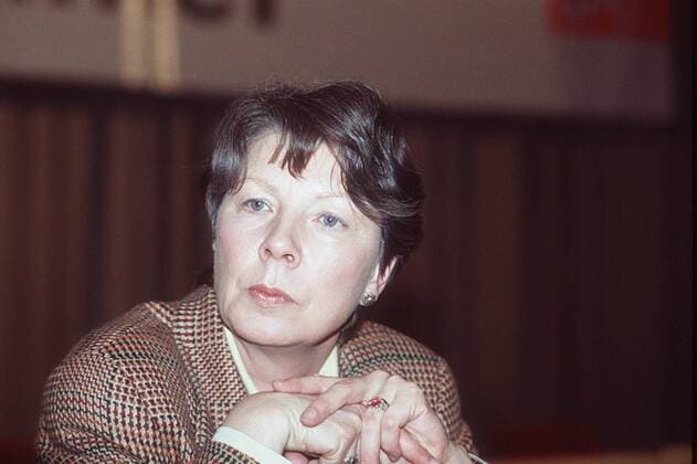 Ingrid Stahmer 03 95 te Politik SPD Frau grauhaarig seriös Blazer kariert quer Portrait Hände neutral