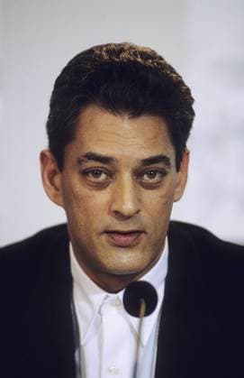 Paul Auster 02 95 te Mann Autor Regie Film USA dunkelhaarig seriös Jackett Hemd hoch Portrait Mikrophon sprechend