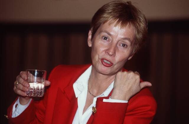 Christine Bergmann 03 95 te Frau Politik SPD blond kurzhaarig seriös Blazer rot seriös quer Portrait Glas Wasser gestikulierend sprechend