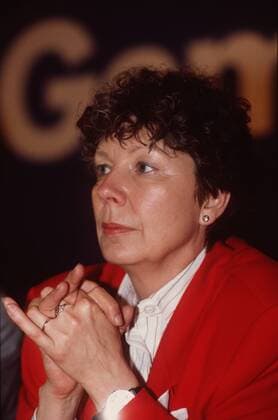 Ingrid Stahmer 06 95 te Politik SPD Frau dunkelhaarig Locken kurzhaarig seriös Blazer rot hoch Portrait Hände ernst