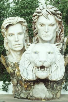 Siegfried & Roy 11 94 pp Show Magie Zauber Gesellschaft Mann Dressur Tier Raubtier hoch ganz draußen Kunstobjekt Denkmal Statur