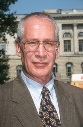Markus Wolf 09 95 bm Autor Spionage Staatssicherheit Politik Mann grauhaarig Brille seriös Jackett Krawatte hoch Portrait draußen neutral