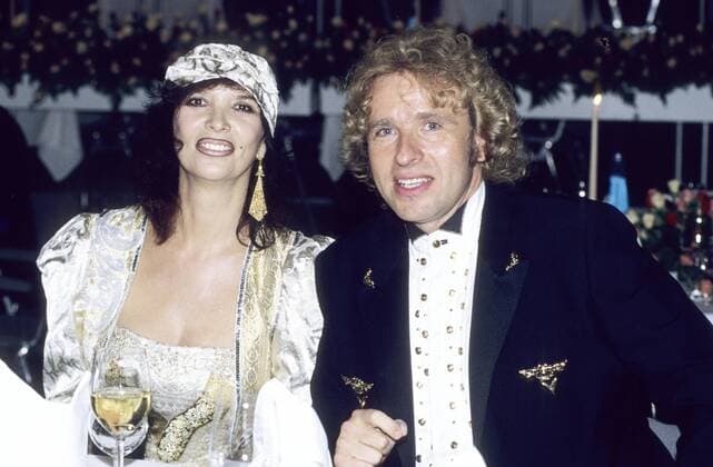 Thomas Gottschalk mit Ehefrau Thea 09 95 mapo festlich quer halb sitzend lächelnd