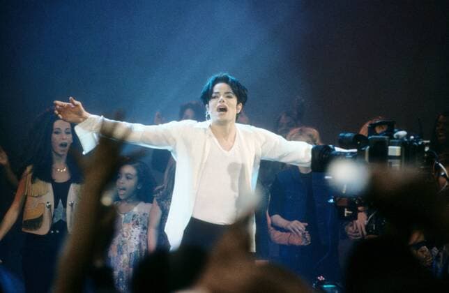 Michael Jackson 11 95 her Mann Musik Gesang Pop USA Hemd leger Studio quer halb stehend Bühne Kulisse singend gestikulierend tanzend