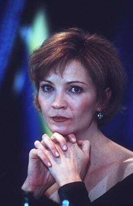Joan Allen 02 96 te Schauspiel Film Kino USA Frau dunkelhaarig kurzhaarig Ohrring Dekollete hoch Portrait neutral Hände Hand