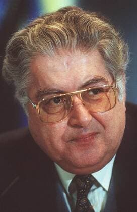 Moritz de Hadeln 02 96 te Mann Film Management Festival grauhaarig Brille seriös Jackett Krawatte hoch Portrait neutral