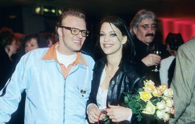Heike Makatsch und Stefan Raab 02 96 her Fernsehen TV Musik Moderation Viva TV leger quer halb Blumenstrauß