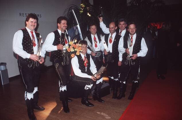 Echo Verleihung 1996 in Hamburg Kastelruther Spatzen mit Echo 96 02 96 her Volksmusik Musik Mann seriös Tracht Weste Stiefel Krawatte Trophäe Blumenstrauß quer ganz