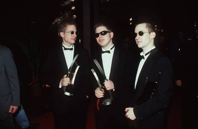 Echo Verleihung 1996 in Hamburg Fettes Brot mit Echo 96 02 96 her Musik Pop Hip-Hop Mann dunkelhaarig Sonnenbrille festlich Fliege schwarz Jackett quer halb stehend Trophäe
