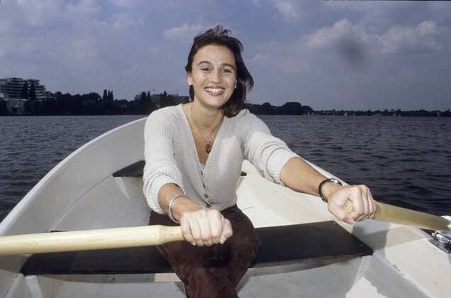 Sandra Maischberger 07 95 bü Frau Fernsehen TV Journalismus Moderation dunkelhaarig leger Pullover Dekollete Kette Lederhose quer halb sitzend draußen Boot See rudernd lächelnd