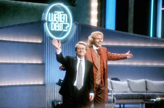 Wetten, daß...? (ZDF) 100. Aus- Gabe mit Thomas Gottschalk und Frank Elstner (li.) 03 96 mapo Fernsehen TV Show Moderation Mann seriös Jackett Krawatte quer halb stehend gestikulierend 30.03.96 in Düsseldorf Ausgabe Studio Dekoration Kulisse Logo