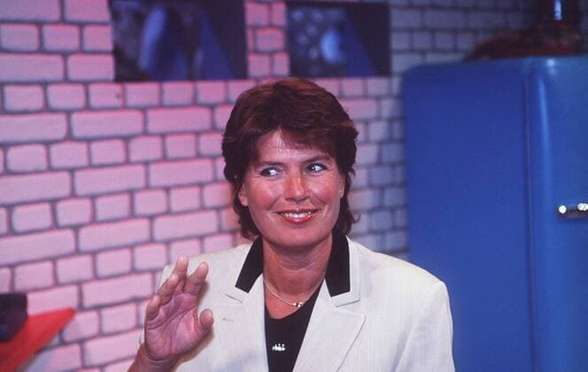 Zimmer frei! (WDR) Christine Westermann 07 96 mal Frau Fernsehen Journalismus Moderation dunkelhaarig kurzhaarig leger Blazer quer halb stehend lächelnd Studio gestikulierend Dekoration