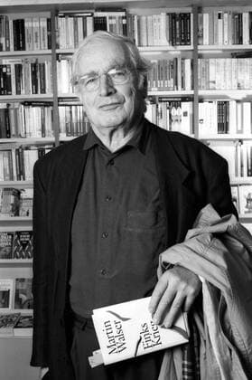 Martin Walser (Autor) 04 96 her Martin Walser am 16. April 1996 am Rande einer Lesung im Thalia-Buchhaus Große Bleichen in Hamburg Deutschland deutsch Deutscher Mann Literatur Schriftsteller german author writer hoch halb stehend Buch Mantel haltend Regal Bücher Bücherregal sw exklusiv exklusiver Fototermin