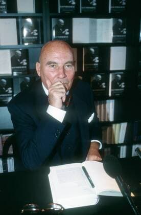 Hans Werner Henze (Komponist) 06 96 am KOMPOSITION Musik KLASSIK Autor Mann Glatze seriös Fliege Jackett hoch halb sitzend Buch Hand neutral