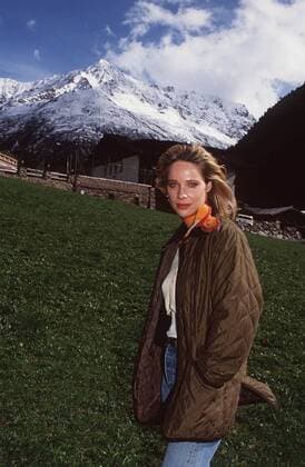 Ann-Kathrin Kramer 05 96 kück Frau Fernsehen TV Schauspiel blond langhaarig leger Jacke Tuch Dekollete Kette hoch halb stehend draußen neutral