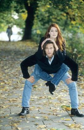 Ralf Bauer und Esther Schweins 10 96 her Fernsehen TV Schauspiel Serie leger draußen stehend Park Weg HUCKEPACK stehend umarmend Weg posierend ganz hoch