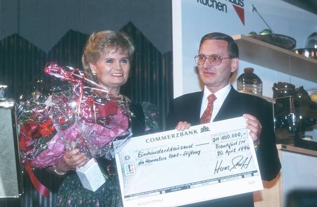 Hannelore Kohl bei der Preisverleihung Küchenfrau des Jahres 04 96 am Gesellschaft Politik stehend festlich Blumenstrauß Scheck Trophäe halb quer Preisverleihung