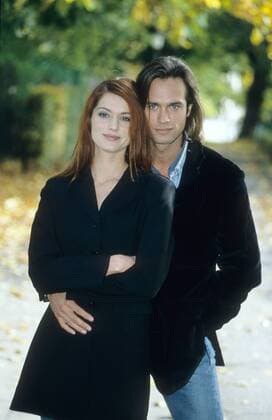 Ralf Bauer und Esther Schweins 10 96 her Fernsehen TV Schauspiel Serie leger draußen stehend Park Weg umarmend halb hoch neutral