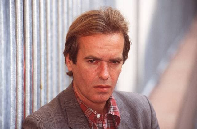 Martin Amis (Schriftsteller) 10 96 am Mann Literatur Schriftstellerei Autor England dunkelhaarig leger HEMD kariert Jackett draußen neutral Portrait quer