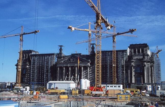 Reichstag in Berlin 03 97 te Stadt Hauptstadt Berlin Haus Gebäude Architektur Außenansicht draußen Baustelle Kran Flagge quer