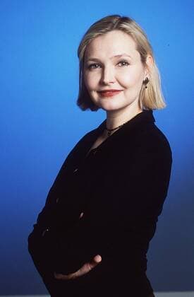 Katharina Schubert (Schauspielerin) 01 97 her TV Fernsehen Schauspiel Komik leger Strickjacke schwarz Kette Schmuck halb hoch stehend Arme lächelnd