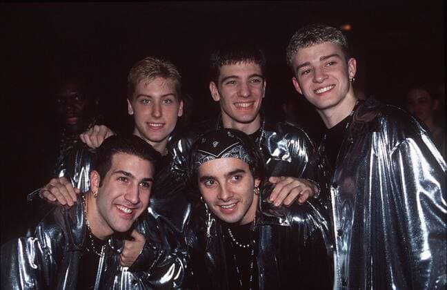 Echo Verleihung 1997 in Hamburg N SYNC (Popgruppe) 02 97 her Mann Musik Band Gruppe Pop Gesang USA Logo Echo 1997 sitzend neutral Hemd silber glänzend halb quer