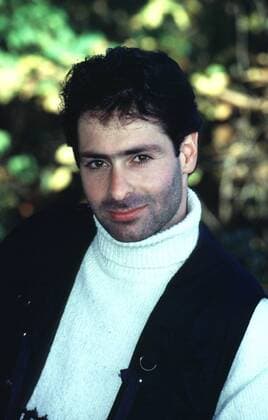 Patrick Elias (Schauspieler) 10 96 her Mann TV Fernsehen Schauspiel Serie dunkelhaarig leger Pullover Weste Jeans draußen stehend Park Garten Portrait hoch neutral