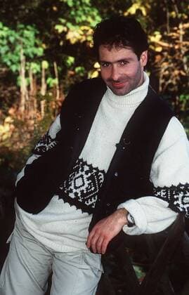 Patrick Elias (Schauspieler) 10 96 her Mann TV Fernsehen Schauspiel Serie dunkelhaarig leger Pullover Weste Jeans draußen stehend Park Garten Mauer angelehnt aufstützend halb hoch Dreitagebart neutral
