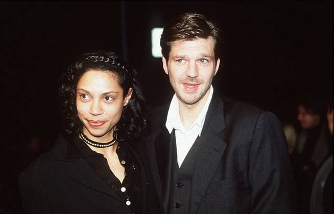 Kai Wiesinger und Freundin Chantal de Freitas 04 97 her TV Fernsehen Schauspiel Film Kino leger festlich stehend halb quer