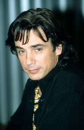 Jean-Michel Jarre (Musiker, Komponist) 04 97 her Mann Musik Pop Komponist dunkelhaarig leger Hemd gestreift Jacke sitzend Portrait hoch neutral