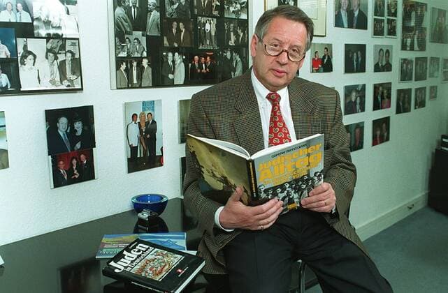 Paul Spiegel Farbnegativ 04 97 rs Mann Unternehmen Kunst Kultur Agentur Religion Juden Leitung Zentralrat Vizepräsident des Zentralrates der Juden in Deutschland seriös Büro Schreibtisch sitzend Buch haltend Brille halb quer neutral