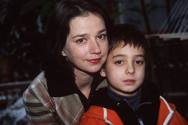 Winterkind (ARD) Lena Stolze mit Benjamin Kaatz 02 97 mo TV Fernsehen Film Schauspiel Szene Filmszene leger stehend umarmend halb quer neutral