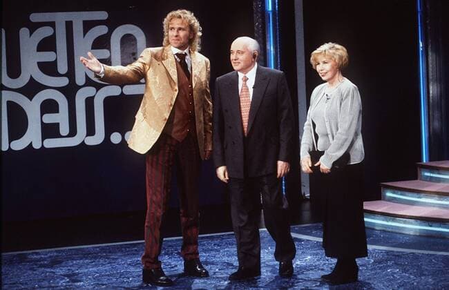 Wetten, daß...? (ZDF) v.li.: Thomas Gottschalk, Michail und Raissa Gorbatschow 12 96 her TV Fernsehen Show Studio Dekoration Kulisse stehend Logo Treppe seriös Gespräch 08.12.96 in Hannover ganz quer