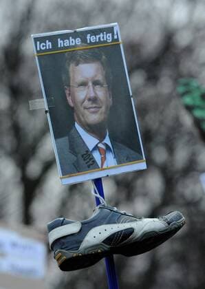 Wulff Demo- Ca. 300 Bürger versammelten sich am Samstag (07.01.2012) vor dem Schloss Bellevue um gegen den amtierenden Bundespräsidenten Christian Wulff zu demonstrieren und dessen Rücktritt zu fordern. Dem Symbol arabischer Staaten folgend hielten sie Schuhe in die Luft, ein Zeichen höchster Verachtung.