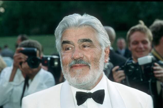 Mario Adorf bei Deutscher Filmpreis 1997 06 97 sn Mann Fernsehen TV Film Kino Serie Schauspiel Vollbart grauhaarig seriös Jackett Schleife festlich stehend draußen Menschen halb quer neutral Preisverleihung
