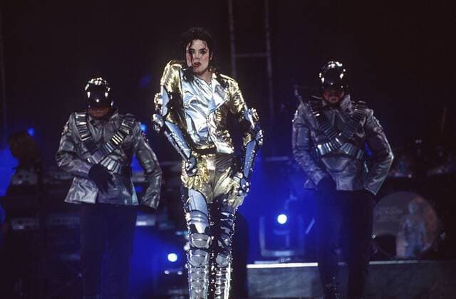 Michael Jackson (Sänger) 05 97 her Mann Musik Gesang Pop USA dunkelhaarig langhaarig Auftritt Bühne Dekoration Verkleidung glänzend silber gold tanzend singend ganz hoch