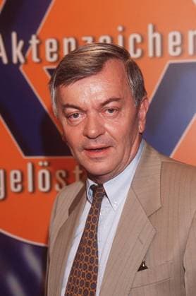 Peter Nidetzky (ORF-Programmkoordinator) 07 97 kri Mann TV Fernsehen Moderation Kriminalfall Aktenzeichen XY...ungelöst (ZDF) Österreich Programmdirektion ORF seriös dunkelhaarig Hemd Jackett Krawatte Portrait hoch Logo sprechend