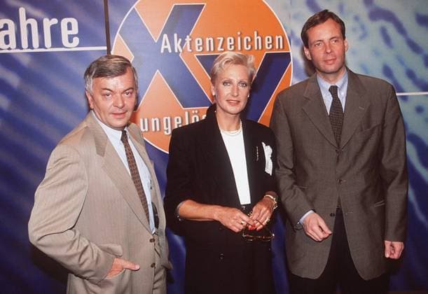v.li.: Peter Nidetzky, Sabine Zimmermann, Dr. Butz Peters 07 97 kri TV Fernsehen Produktion Serie seriös Aktenzeichen XY...ungelöst (ZDF) stehend Studio Kulisse Dekoration halb quer